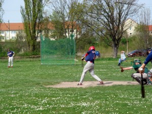 Hang schlägt den Ball